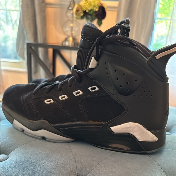 Gently used size 12 black Jordans - Picture 7 of 9